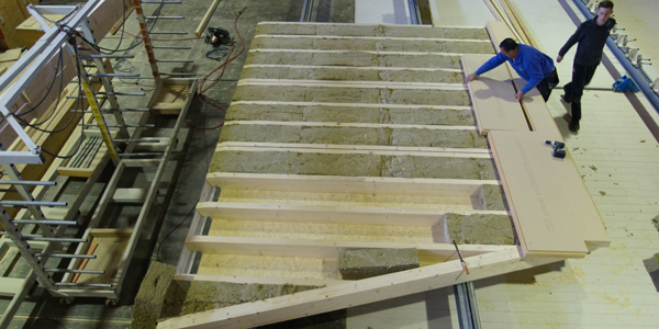 Dampfbremse im Kervenbereich verkleben, Dämmung, Traufgesims, Unterdeckung, Konterlattung, Dachlattung und Ortganggesims aufbringen.
