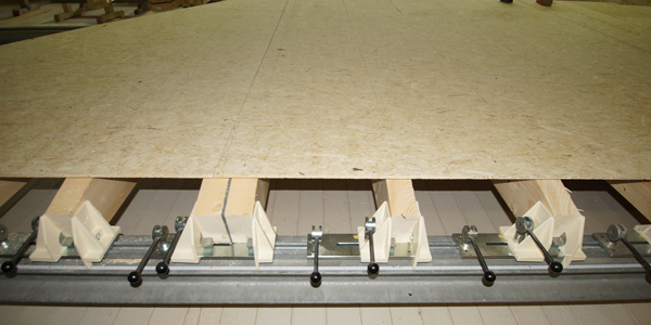 Dampfbremse im Kervenbereich verkleben, Dämmung, Traufgesims, Unterdeckung, Konterlattung, Dachlattung und Ortganggesims aufbringen.