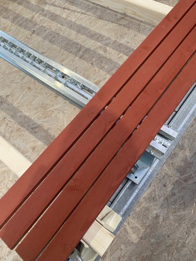 Bei der Vorfertigung von Fassadenbekleidungen mit der tectofix-Erweiterung spielen Maßbänder und Fugenanschläge bei der perfekt parallelen Anordnung die zentrale Rolle. 